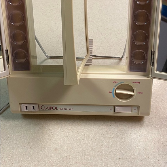 SOLD 👁️👀Vintage 1988  Clairol True-To-Light Make-Up Mirror III trifold - Picture 10 of 10